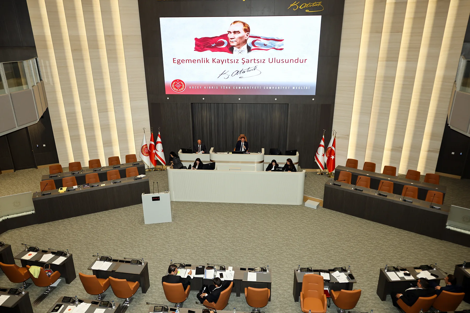 Meclis Genel Kurulu'nda, hayat pahalılığını düzenleyen 11 yasa tasarısı komiteye geri çekildi