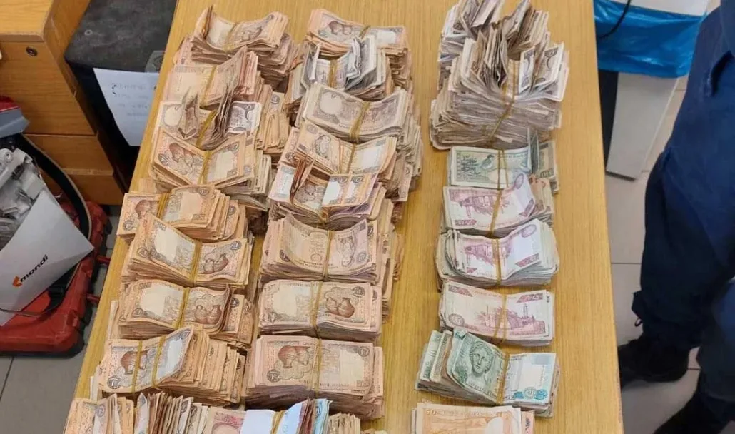 Baf’ta yaşlı bir kadının yaşadığı çöp evden servet çıktı