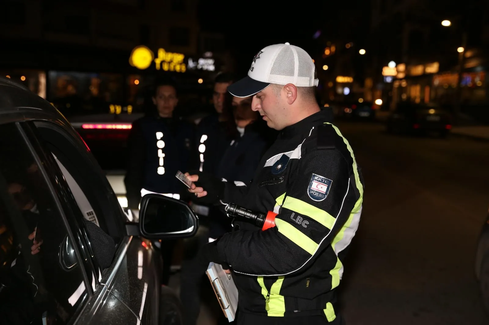 Trafik denetimlerinde 308 sürücü rapor edildi, 2 sürücü tutuklandı