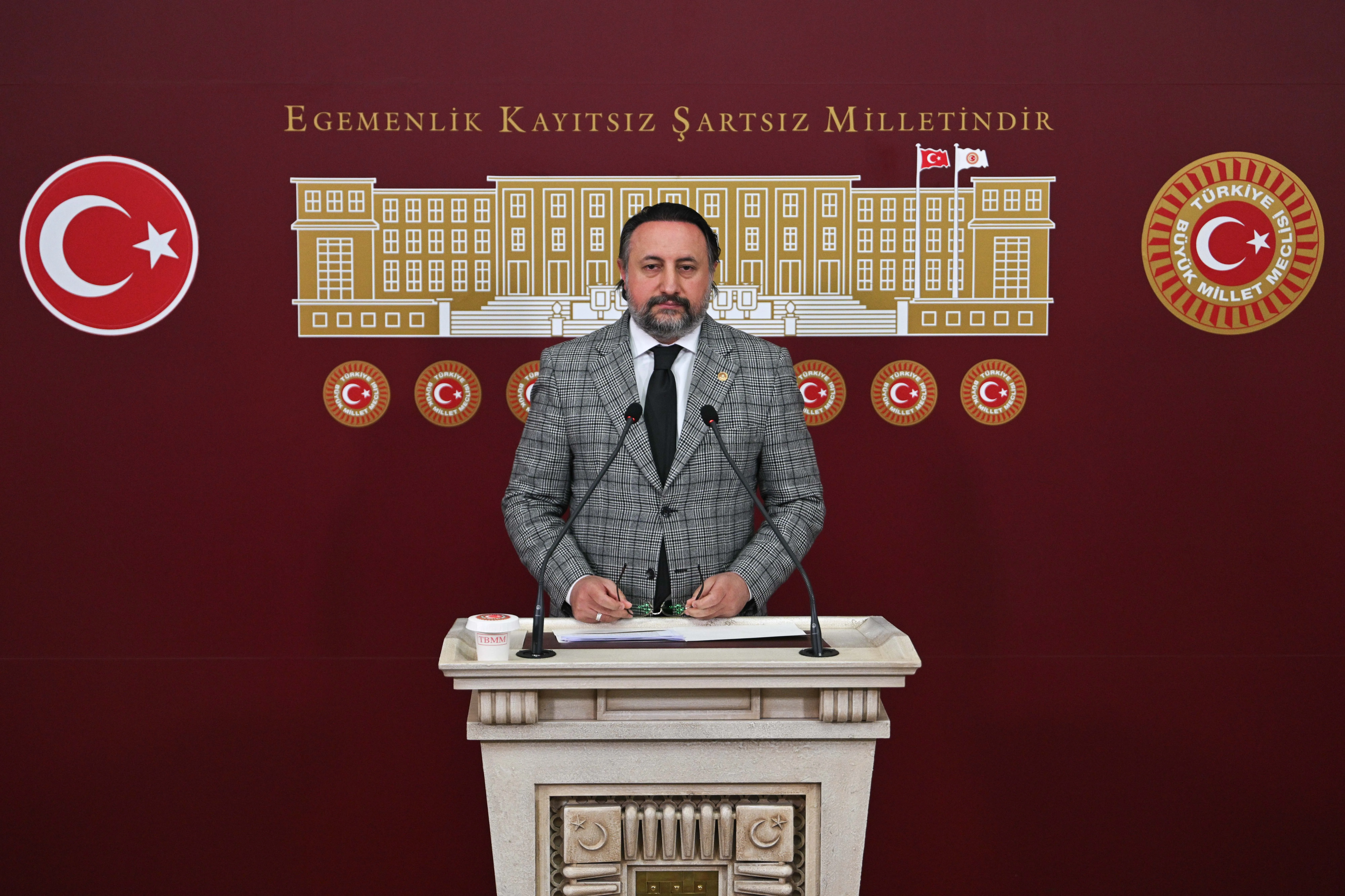 Karayel, GKRY'deki bayrak yakma eylemine tepki gösterdi: "Düşmanca bir zihniyetin dışa vurumu"