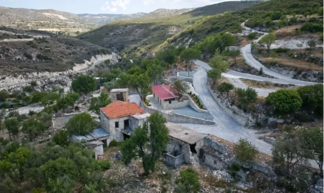 Limasol'a bağlı, terk edilmiş konumdaki “Trozena” köyü İsrailliler tarafından satın alındı...