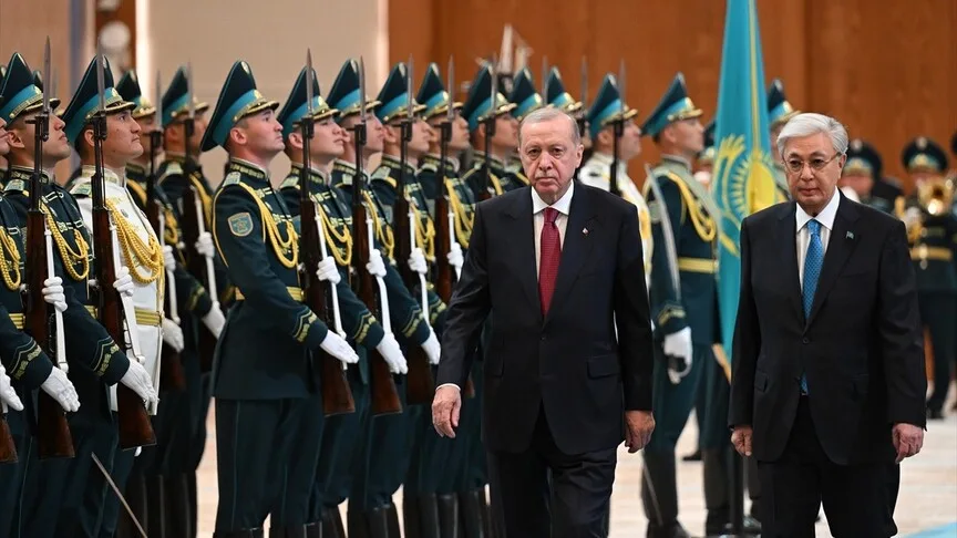 Türkiye Cumhurbaşkanı Erdoğan, Kazakistan'da resmi törenle karşılandı