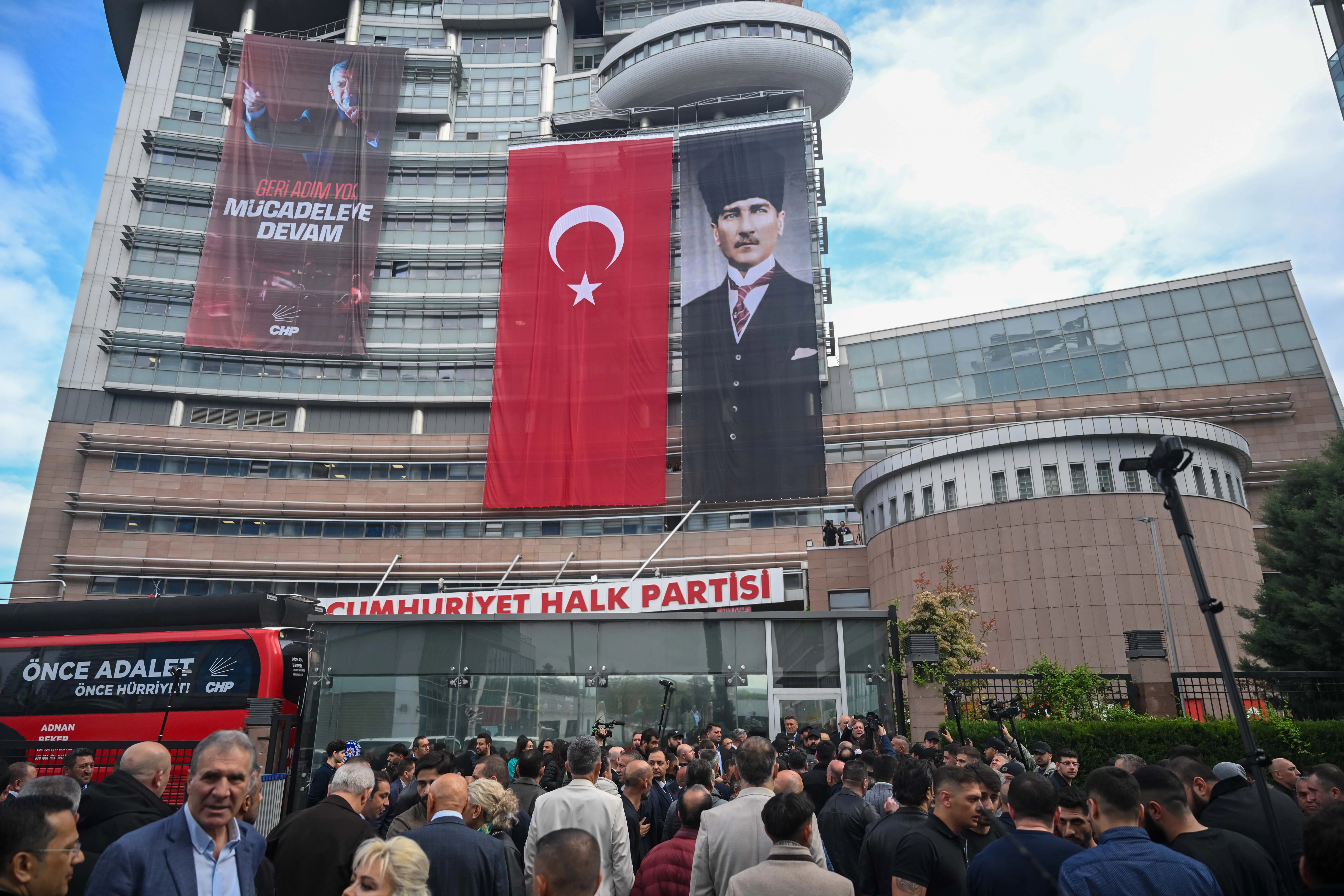 İstinafın CHP kurultay davası kararının ardından parti genel merkezinde gerginlik yaşanıyor