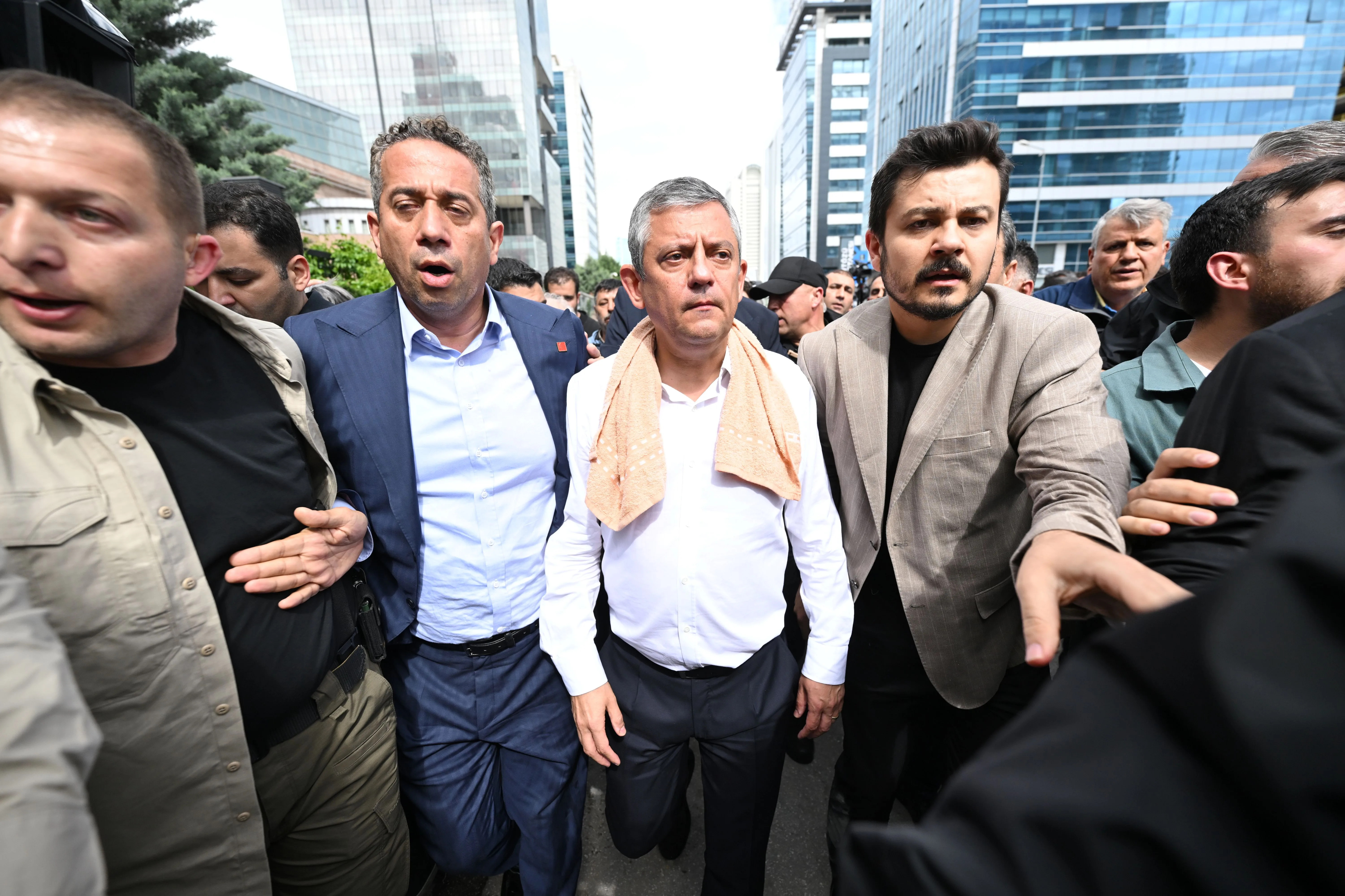 Özgür Özel, CHP Genel Merkezi'nden ayrıldı