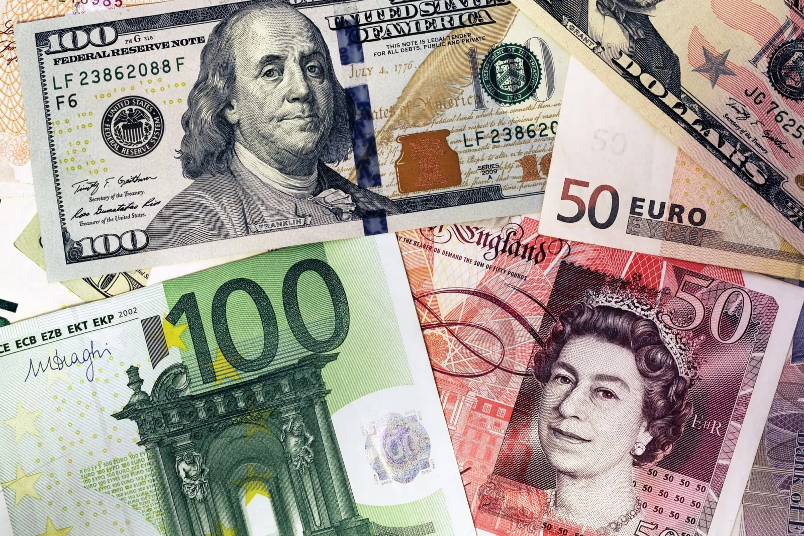 Sterlin 61,75 TL, euro 53,45 TL, dolar 46,35 TL’den işlem görüyor