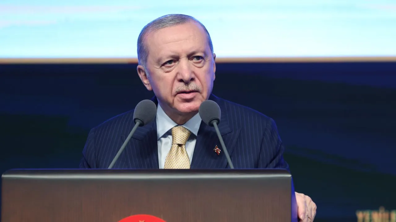Erdoğan: “Yaşananlar ana muhalefet partisinin iç meselesi. Bizi ilgilendirmez, güvenli takip mesafesinden izlemekle yetiniyoruz”
